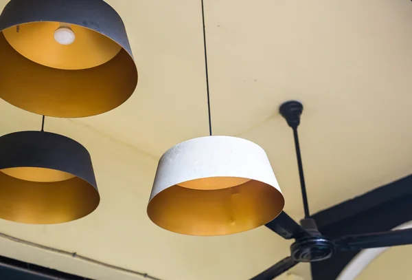 Grote kroonluchter lampen in een café — Stockfoto