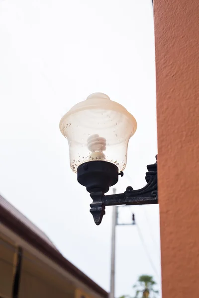 Luz da lâmpada na parede — Fotografia de Stock