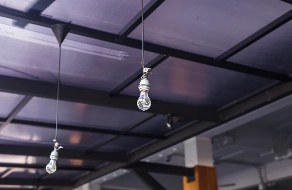 Lâmpadas incandescentes em um café moderno. Lâmpada Edison . — Fotografia de Stock