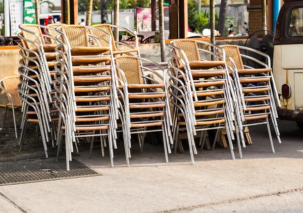 Grupos de sillas apiladas y encadenadas al aire libre — Foto de Stock