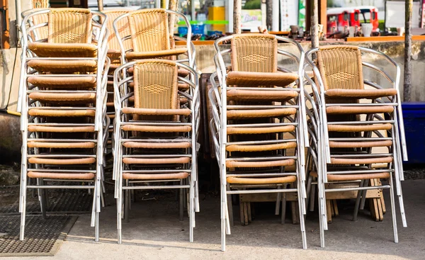 Grupos de sillas apiladas y encadenadas al aire libre — Foto de Stock