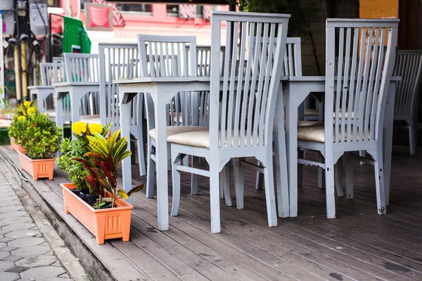 Mesa e cadeiras ao ar livre — Fotografia de Stock