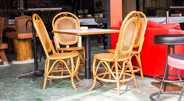 Mesa y sillas al aire libre — Foto de Stock