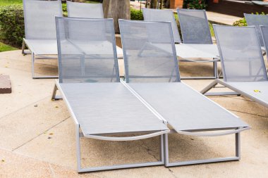 plaj sandalyeleri Yüzme Havuzu yakınlarında