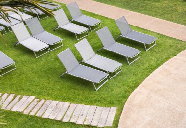 plaj sandalyeleri Yüzme Havuzu yakınlarında