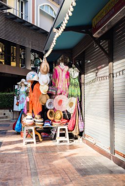 Semt pazarı satış şapka ve kıyafet turistik kentin