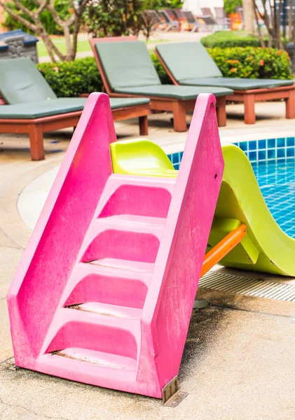 Glissières d'eau colorées dans la piscine pour enfants — Photo