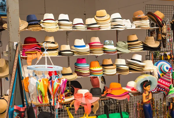 Mercadillo de venta de sombreros y souvenirs en la ciudad turística —  Fotos de Stock