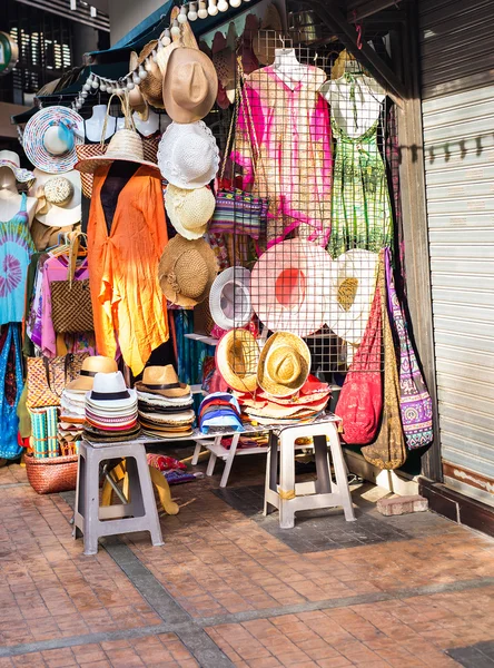 Уличный рынок, торгующий люками и одеждой в туристическом городе — стоковое фото