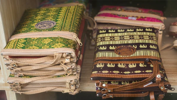 Nouveaux sacs de femme colorés sur le marché à vendre — Photo