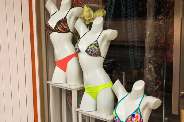 Frauen Badeanzüge auf Schaufensterpuppen zum Verkauf in einem Geschäft am Meer — Stockfoto