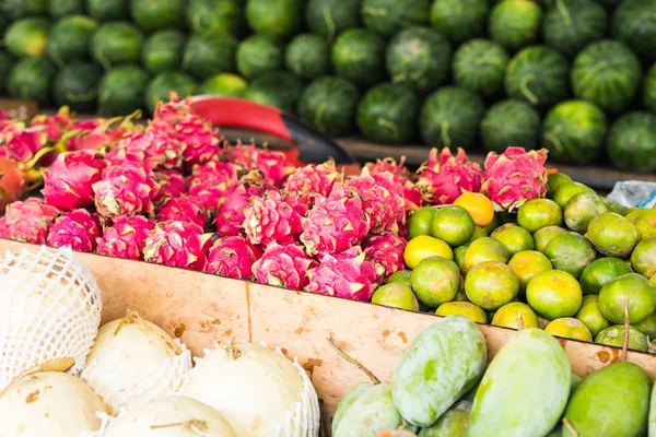 Marché aux fruits avec divers fruits et légumes frais colorés — Photo