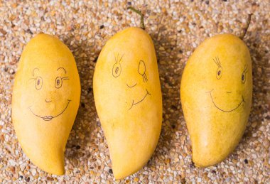 Gülen yüz bir mango meyve üzerinde çizilmiş. Meyve, beslenme, sağlıklı gıda kavramı