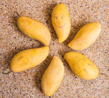 Gülen yüz bir mango meyve üzerinde çizilmiş. Meyve, beslenme, sağlıklı gıda kavramı