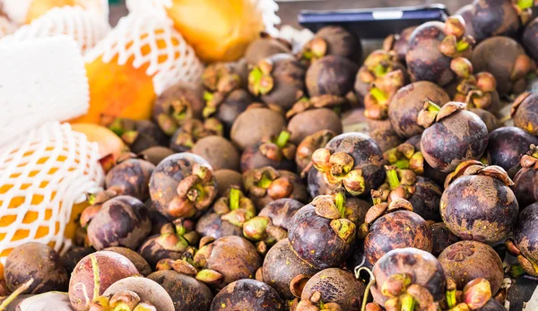 Mangostán fresco para la venta en un mercado al aire libre . — Foto de Stock