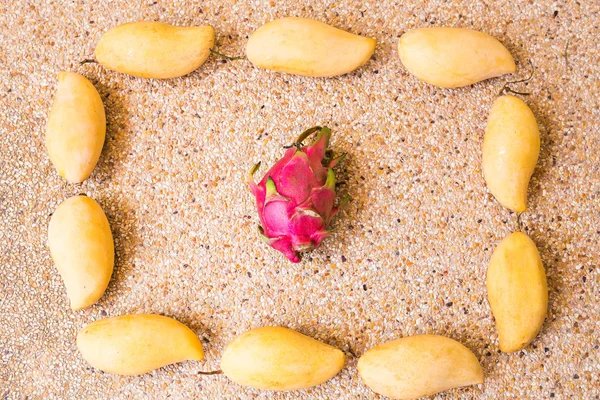 Фрукты, диета и концепция здорового питания - крупным планом манго с фруктами дракона — стоковое фото