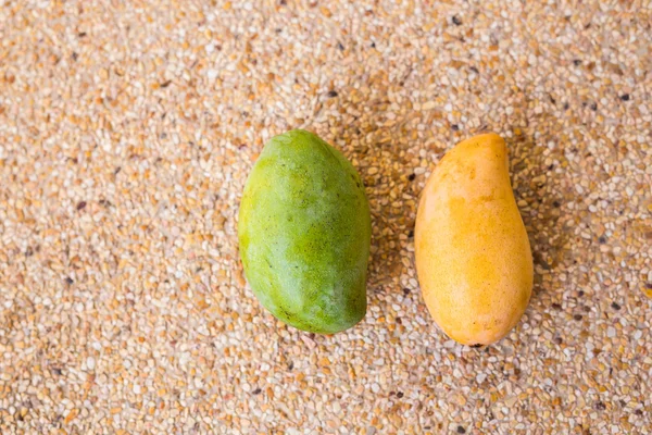 Gelbe und grüne Papaya auf dem Hintergrund. Obst, Ernährung, gesundes Ernährungskonzept — Stockfoto