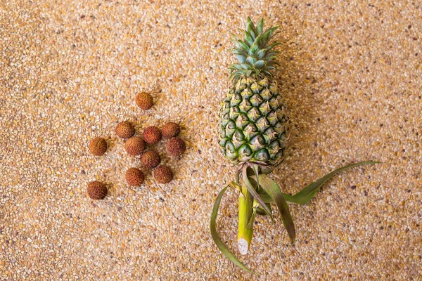 Ananas mit Litschi. Obst, Ernährung, gesundes Ernährungskonzept — Stockfoto