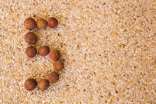 O número cinco 5 feito de lichee de frutas — Fotografia de Stock