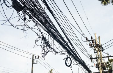 Dağınık elektrik teknolojisi açık hava açık havada Asya şehirler Tayland - ele geçen fiber optik kablolar