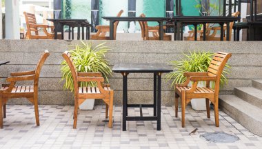 Masa ve sandalyeler dışarıda.