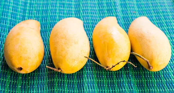 Frutas, dieta y concepto de comida saludable - primer plano del mango — Foto de Stock