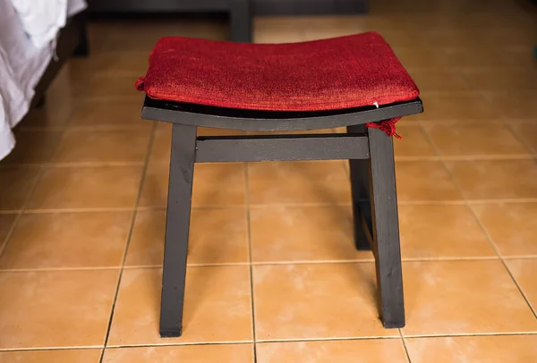 Сучасний коричневий стілець з червоною подушкою — стокове фото