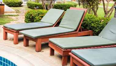 plaj sandalyeleri Yüzme Havuzu yakınlarında