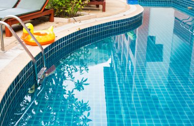 Havuzun arka plan olarak girişine