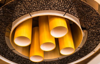 bir kafede büyük avize lamba