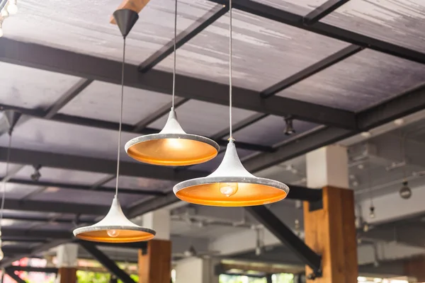 Grande lampe lustre dans un café — Photo