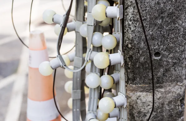 Лампочки гирлянды на улице — стоковое фото
