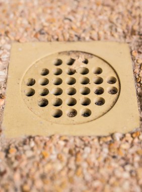 Islak açık döşeme zemin drenaj delik yakın çekim.