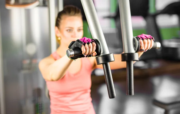 Sport, bodybuilding, utbildning - kvinna i gymmet — Stockfoto