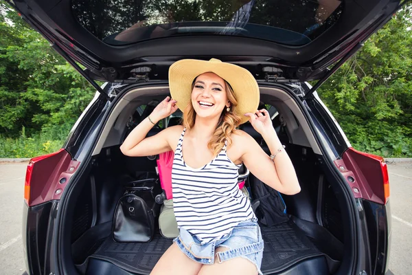 Vacaciones, concepto de viaje - mujer joven lista para el viaje en vacaciones de verano con maletas y coche — Foto de Stock