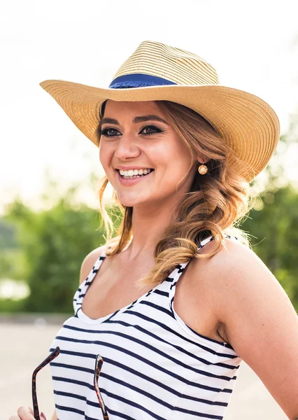 Портрет елегантної леді в капелюсі на літніх канікулах — стокове фото