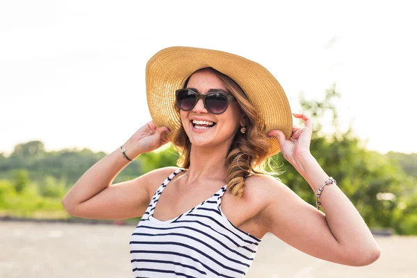 Porträt einer eleganten Dame mit Hut im Sommerurlaub — Stockfoto