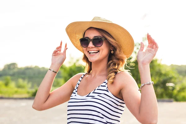 Portret van lachen meisje in de hoed op zomervakantie — Stockfoto