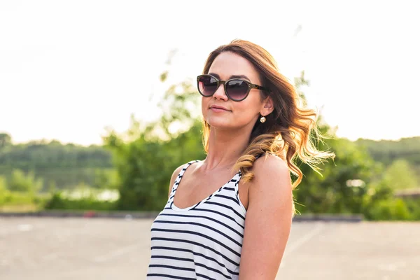 Smiling summer woman with sunglasses — Stock Photo, Image