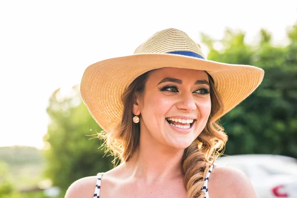 Lachende zomer vrouw met hoed — Stockfoto