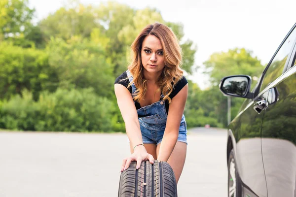 Mladá sexy dívka, pneumatika zavěšená kola — Stock fotografie