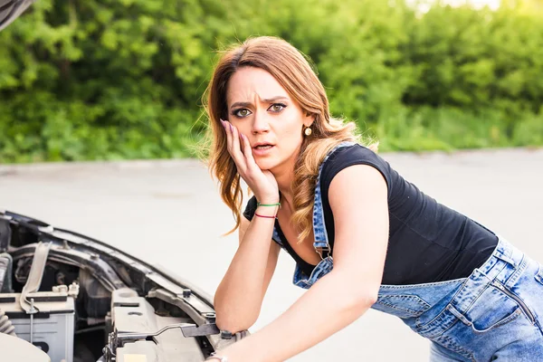 Mujer desanimada que tiene problemas con su coche — Foto de Stock