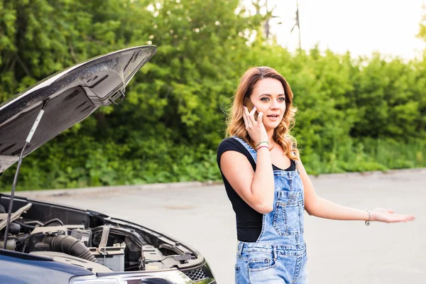 Chica joven con el coche averiado y campana abierta llamada de ayuda — Foto de Stock