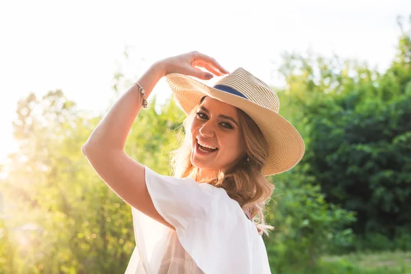 Mode, geluk en levensstijl concept - mooie vrouw in hoed genieten van zomer buiten. — Stockfoto
