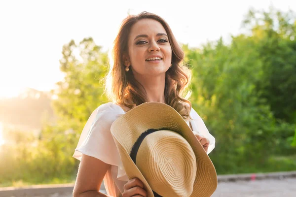 Mode, Glück und Lifestylekonzept - schöne Frau mit Hut genießt den Sommer im Freien. — Stockfoto