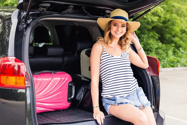 Urlaub, Reisekonzept - junge Frau bereit für die Reise in den Sommerferien mit Koffer und Auto — Stockfoto