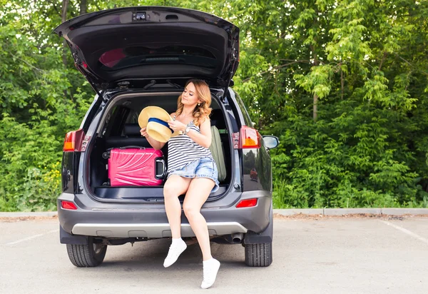 Hübsches Frauenporträt am Kofferraum — Stockfoto