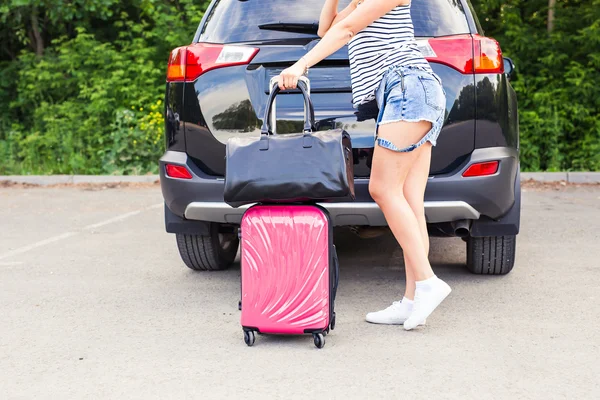 Dovolená, cestování - mladá žena připravena pro cestování. kufry a auto — Stock fotografie