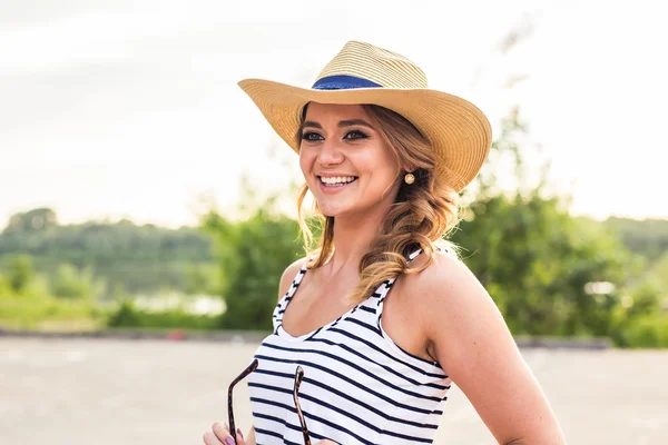 Retrato de una mujer bastante alegre con sombrero de paja en el soleado día de clima cálido . — Foto de Stock