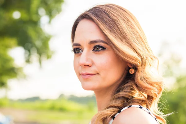 Retrato de una mujer bastante alegre en un día soleado y cálido . — Foto de Stock